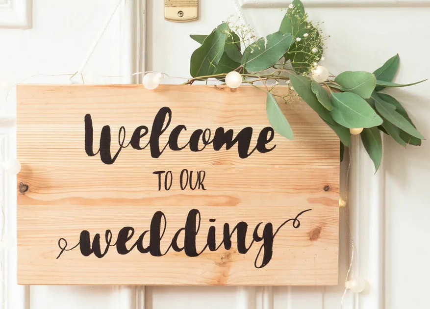Idée créative : pancarte en bois pour mariage