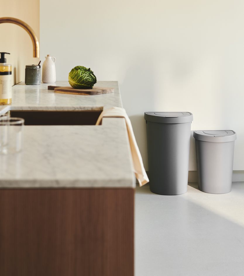 Poubelles, couvercle pivotant