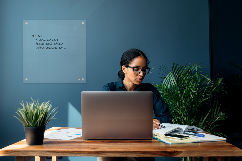 Bureaux & tableau mural